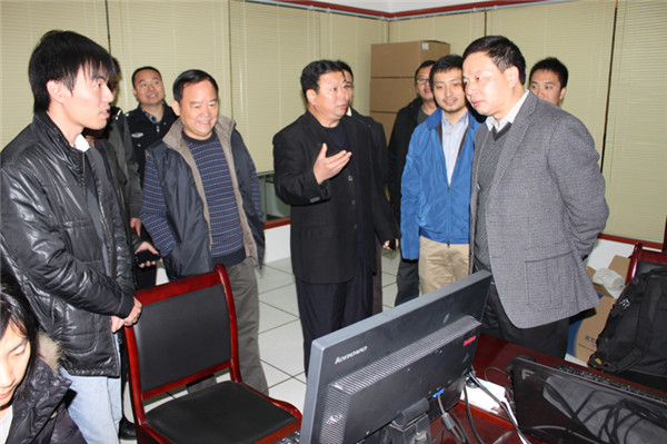 2013-12-2黃副市長(zhǎng)、曾局長(zhǎng)到我公司天網(wǎng)監(jiān)控中心視察工作.JPG