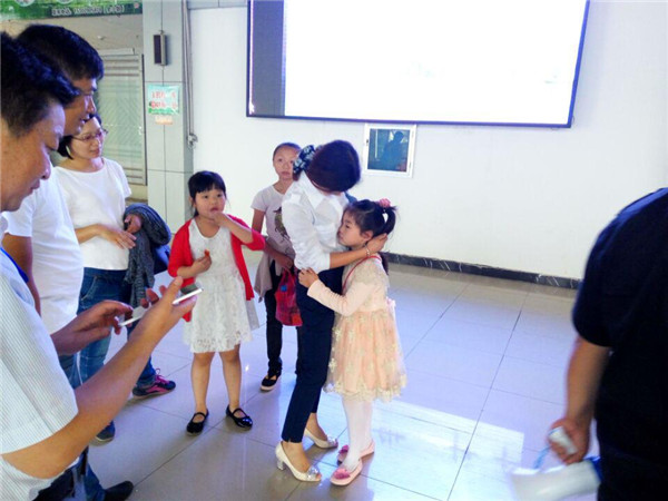 1524810225990079.jpg 孩子和家長(zhǎng)見(jiàn)面后擁抱在一起.jpg