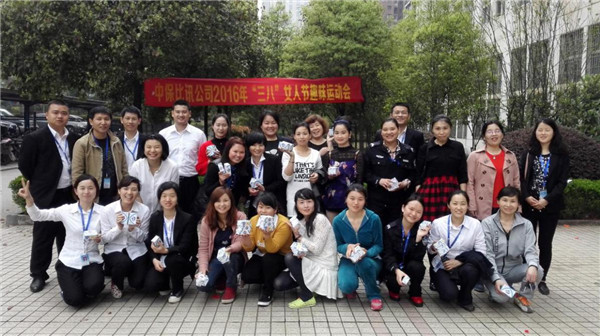 1524810724196316.jpg 各位裁判及得獎(jiǎng)的運(yùn)動(dòng)員代表合影.jpg