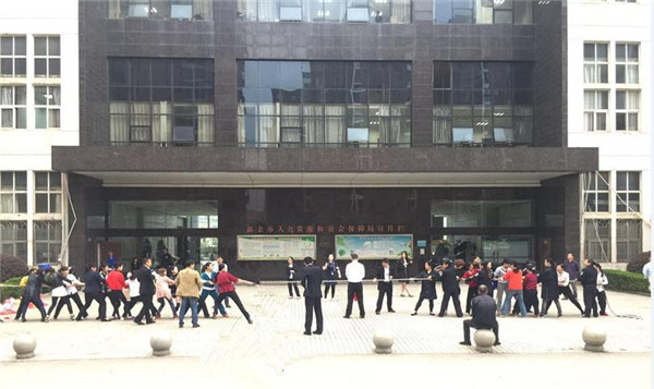 1524810745721829.jpg 齊心協(xié)力的拔河比賽.jpg