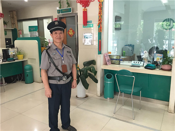 1524811294770598.jpg 胡漢杰在事發(fā)地點工作照.jpg