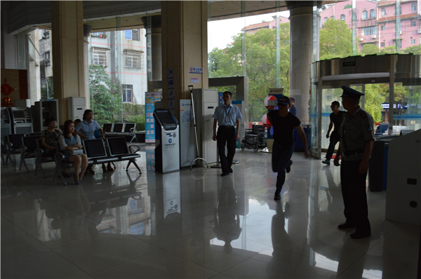 1524811356517080.jpg 犯罪分子沖入銀行大廳準(zhǔn)備打劫.jpg