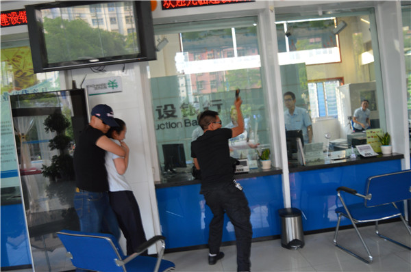 1524811372400749.jpg 犯罪分子挾持人質(zhì)并要求銀行拿錢.jpg