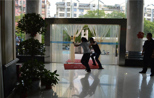 1524811414871274.jpg 犯罪分子搶錢不成瘋狂逃竄.jpg