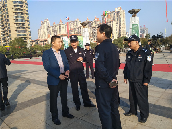 2.公司總經(jīng)理賴(lài)海生與市公安局副局長(zhǎng)謝斌及治安管理支隊(duì)韓支、保安管理支隊(duì)胡支到現(xiàn)場(chǎng)指導(dǎo)工作.jpg