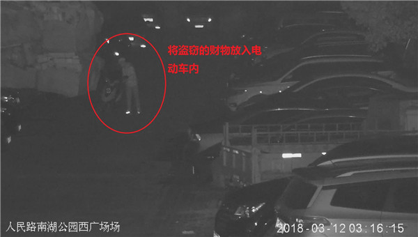 2.將盜來的財物放入電動車內(nèi).jpg
