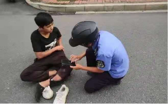 簡(jiǎn)報(bào)（2021第27期）危難時(shí)刻伸雙手 助人為樂(lè)暖人心--記高新區(qū)城市綜合管理大隊(duì)好人好事435.jpg